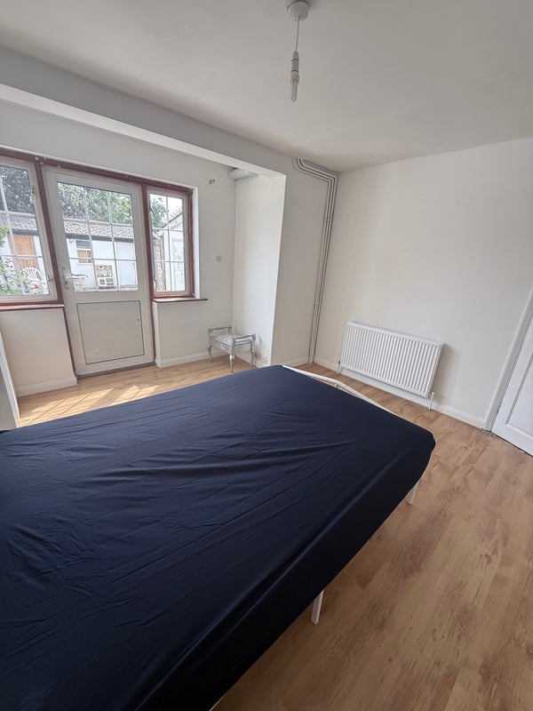 Room Brockenhurst Way in Greater London
