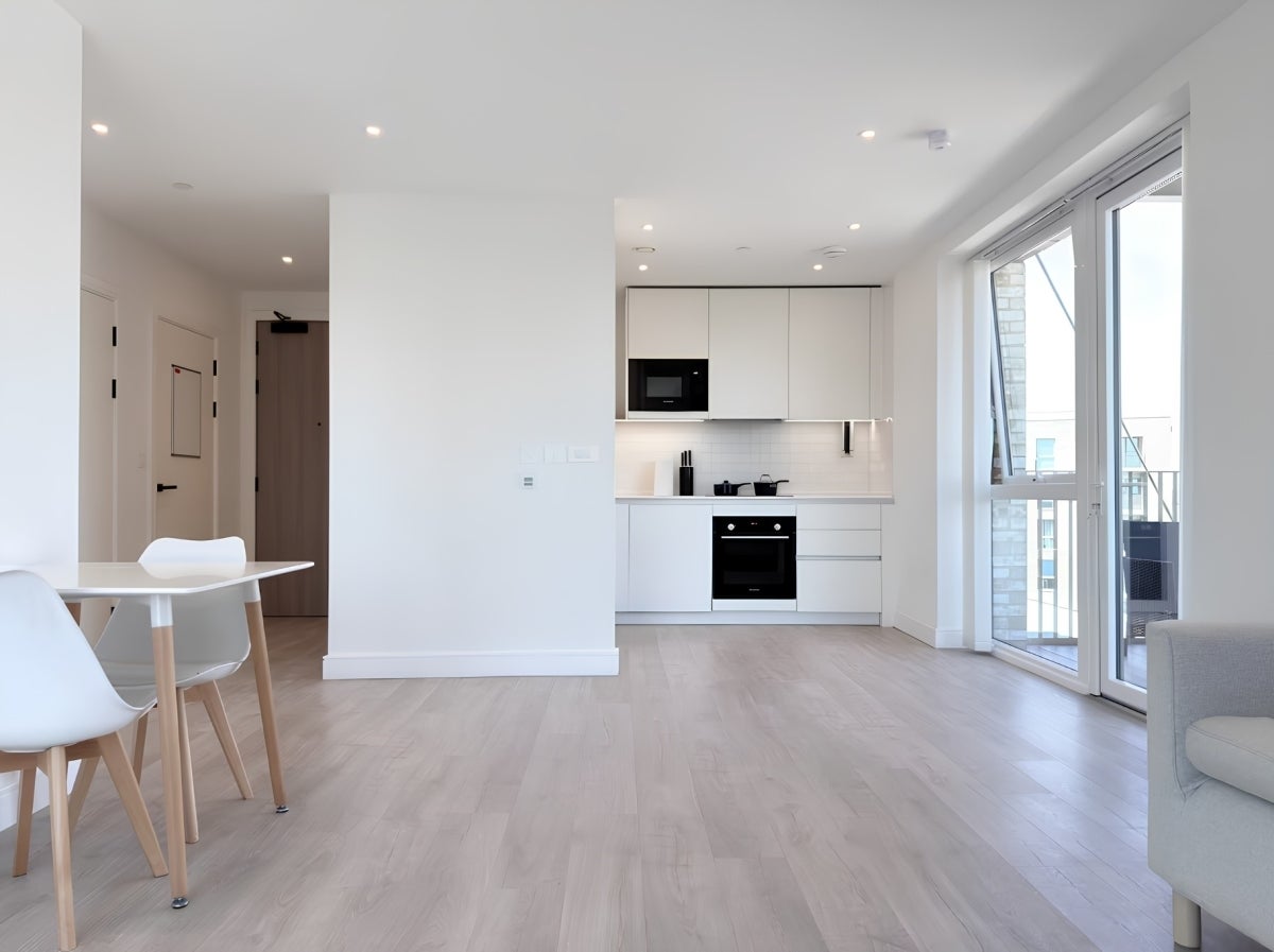 Flat Beresford Avenue in Greater London