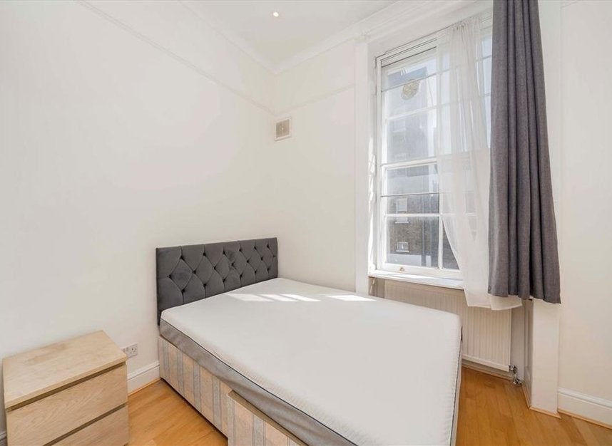 Flat Warren Street in Greater London