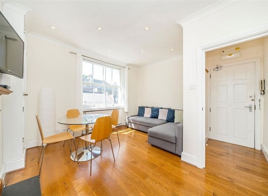 Flat Warren Street in Greater London