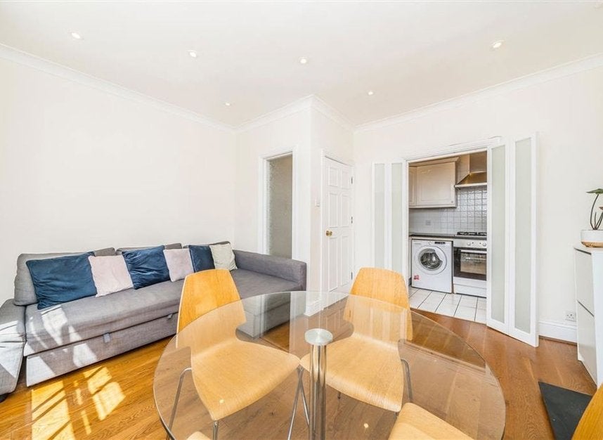 Flat Warren Street in Greater London
