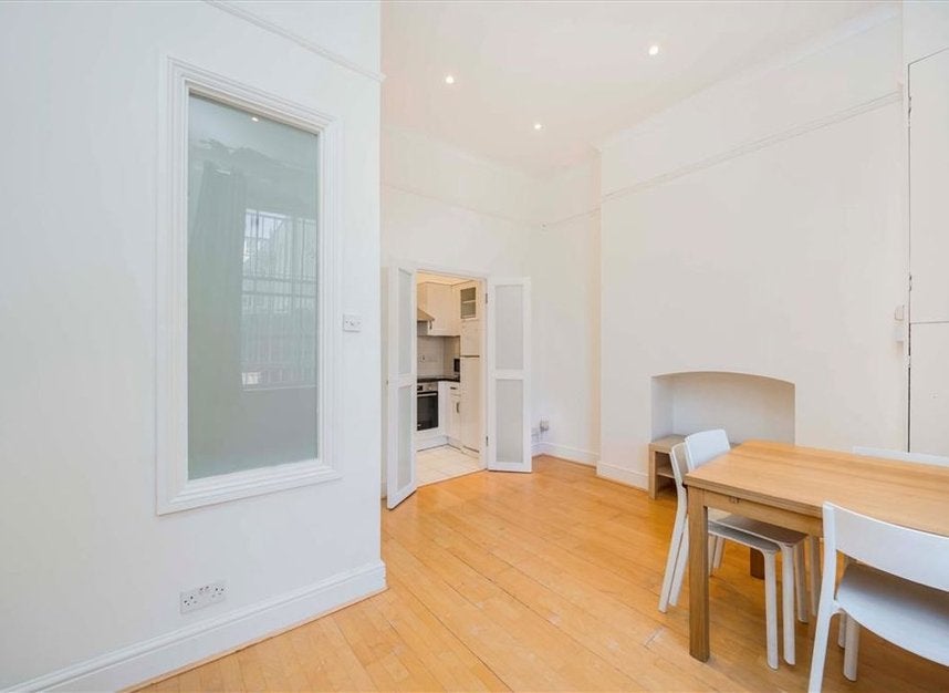 Flat Warren Street in Greater London