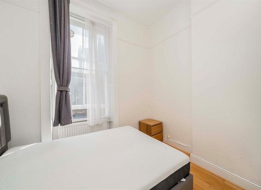 Flat Warren Street in Greater London