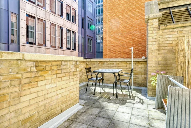 Flat Bartholomew Close in City of London