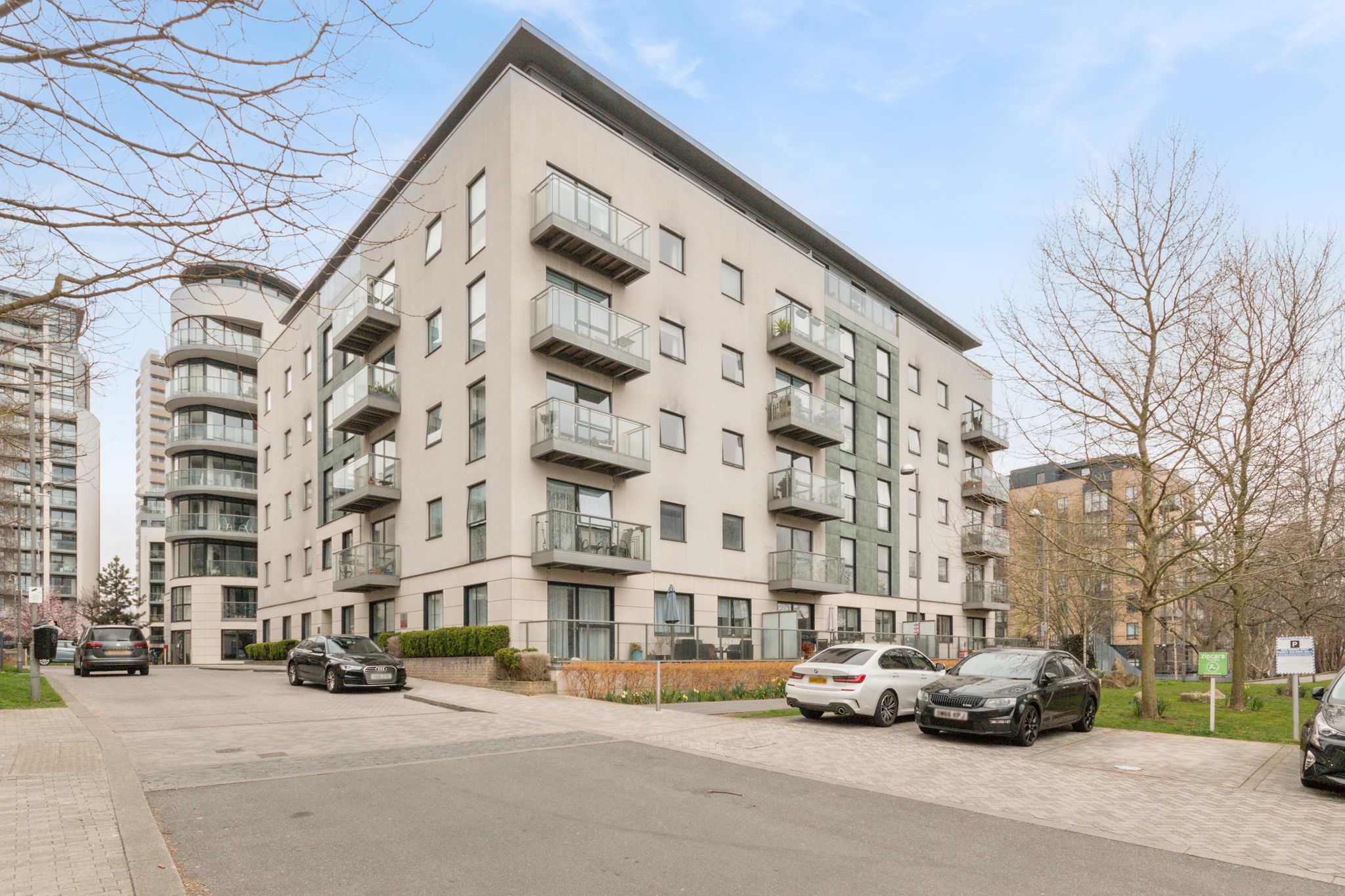Flat Pump House Crescent in Greater London