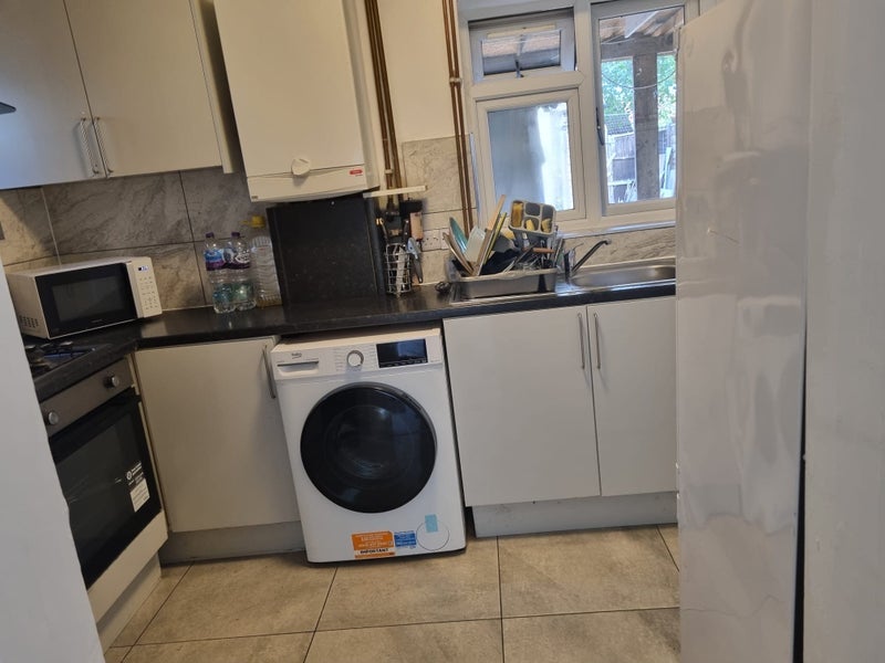 Room Beaumont Road in Slough
