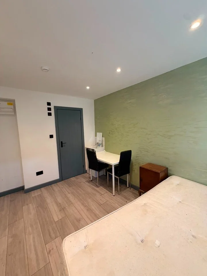 Room Wheatley Crescent in Greater London