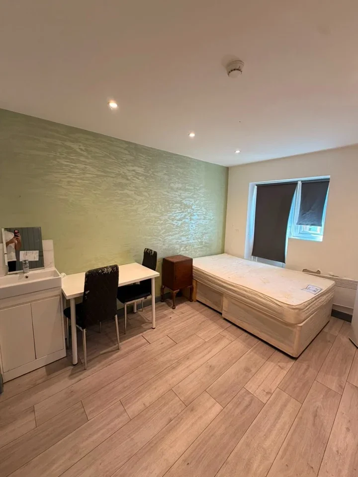 Room Wheatley Crescent in Greater London