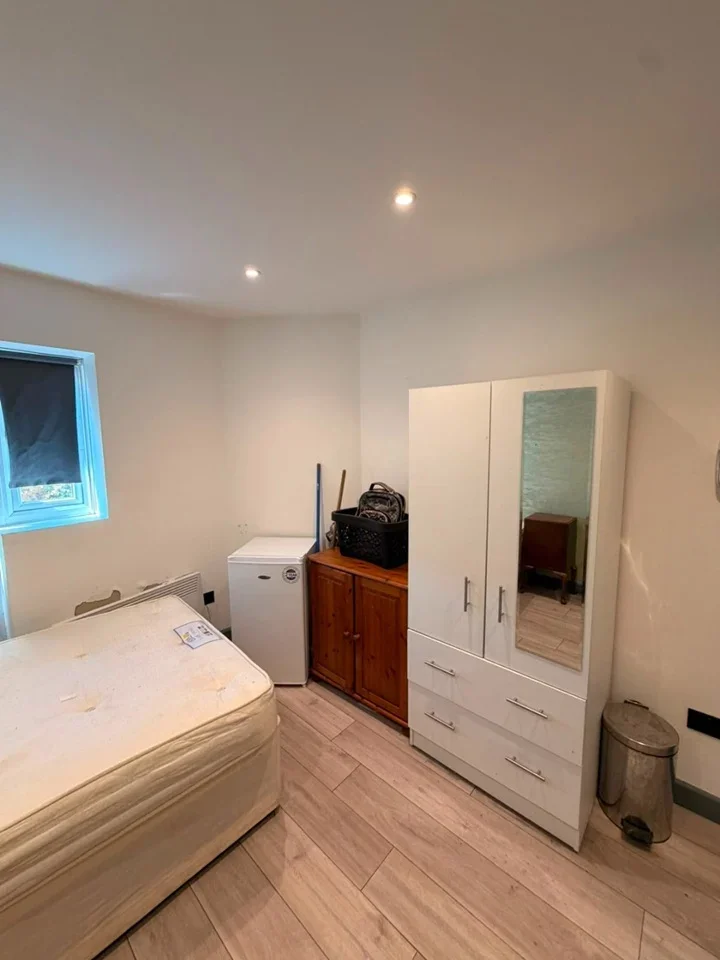 Room Wheatley Crescent in Greater London