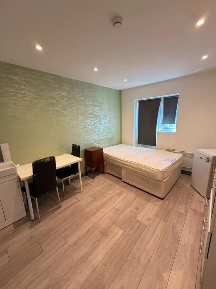 Room Wheatley Crescent in Greater London