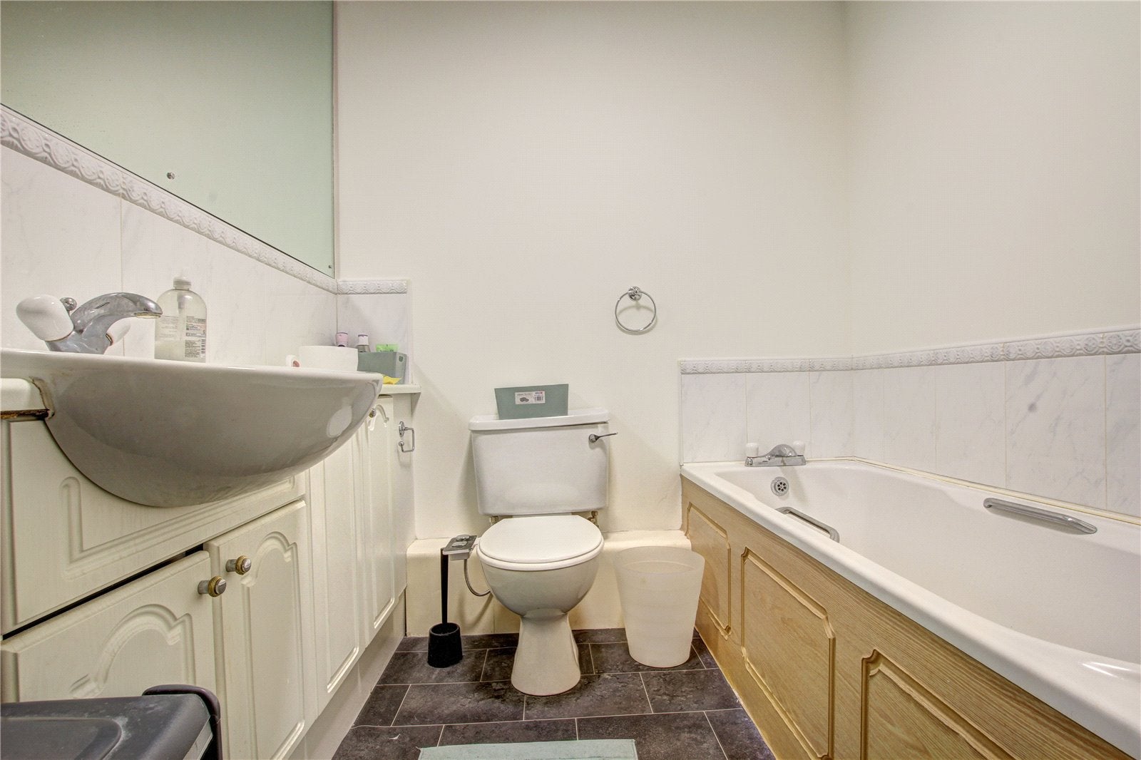 Flat Jesmond Road in Newcastle upon Tyne