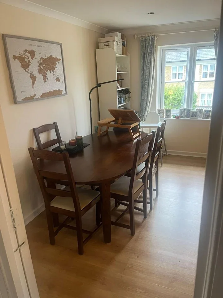 Flat Crofton Avenue in Greater London