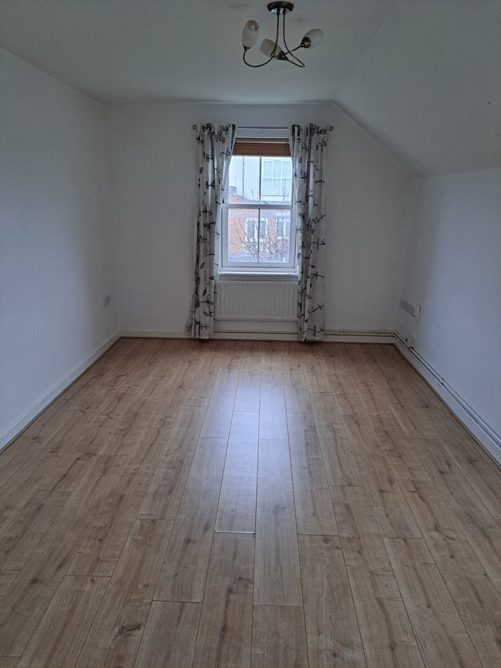 Flat Old School Close in Guildford