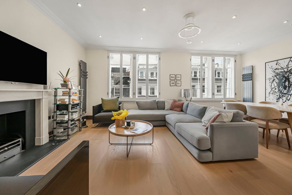 Flat Dover Street in City of Westminster