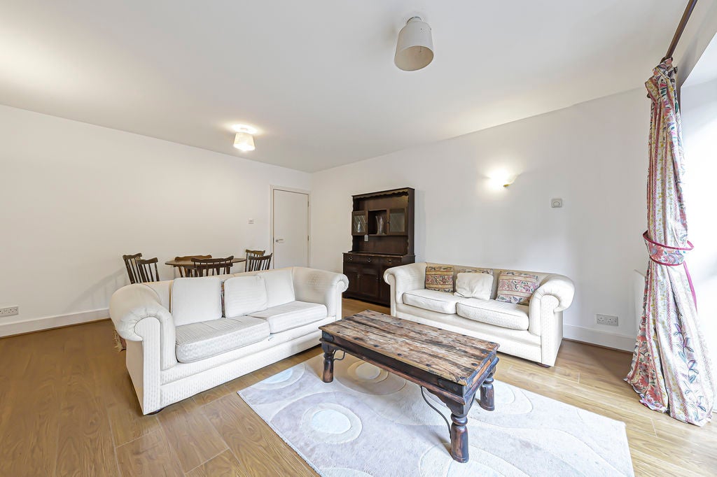 Flat Park Street in Greater London