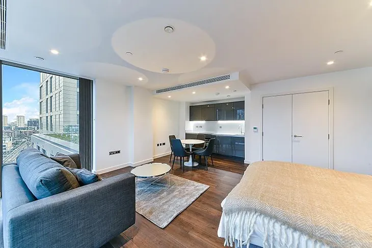 Flat Royal Mint Street in Greater London