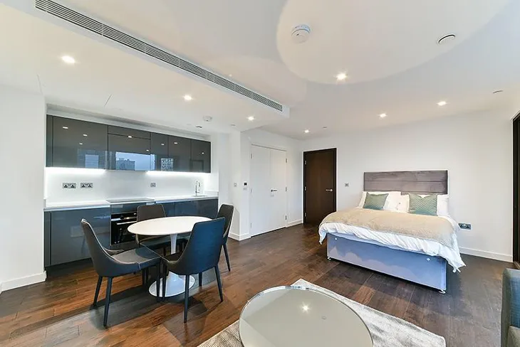 Flat Royal Mint Street in Greater London