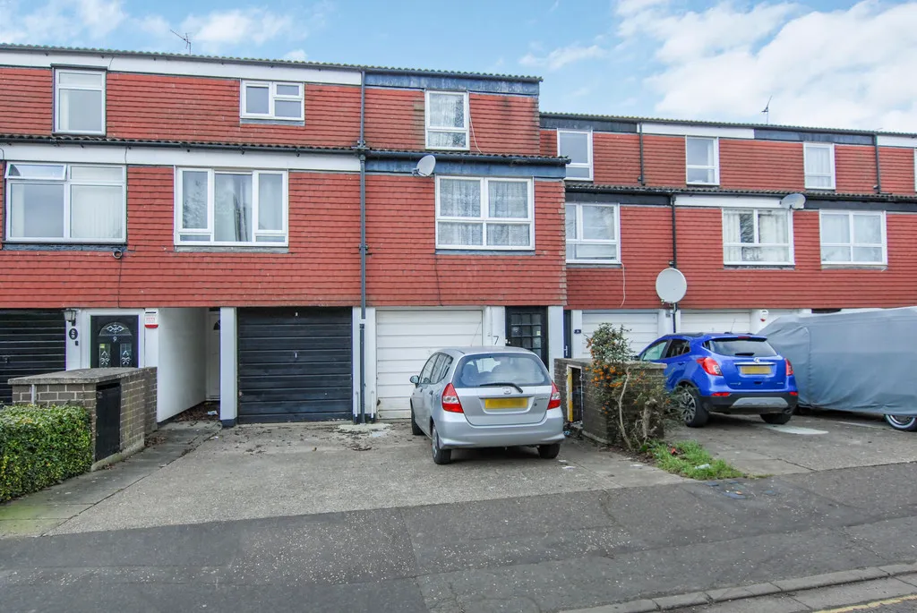 House Saint Helen Close in Greater London