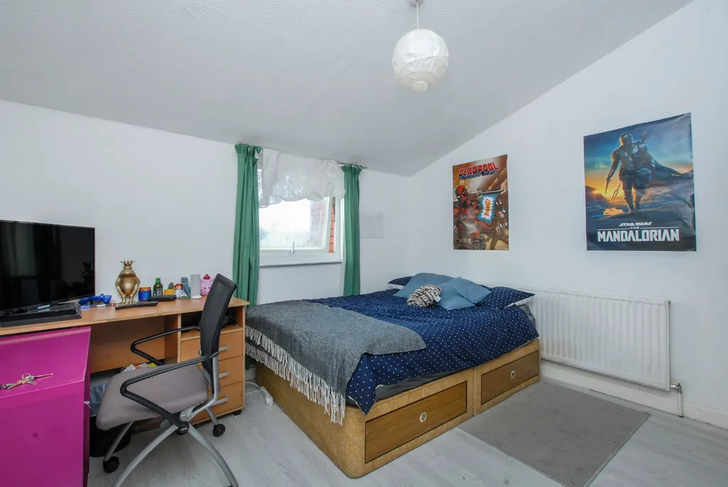 House Saint Helen Close in Greater London
