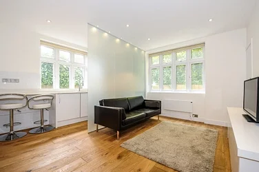 Flat Grove End Road in City of Westminster