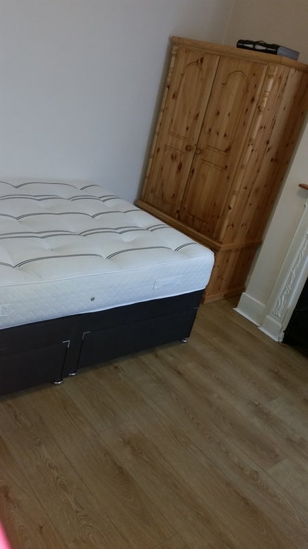 Room Woodville Road in Greater London