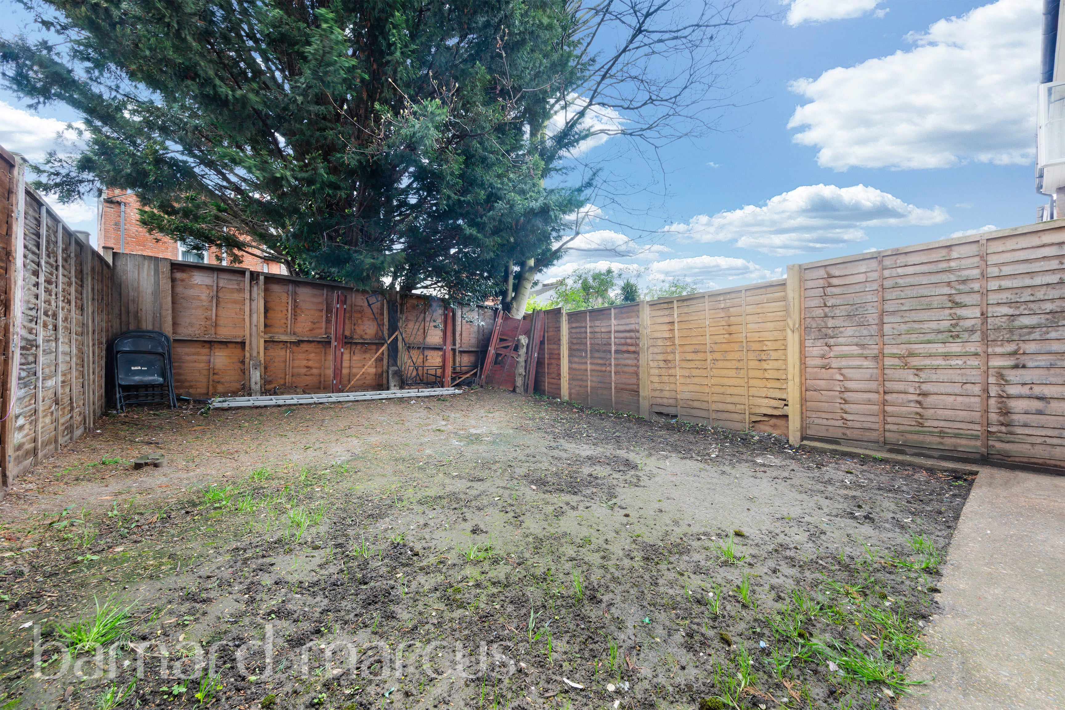 House Midhurst Avenue in Greater London