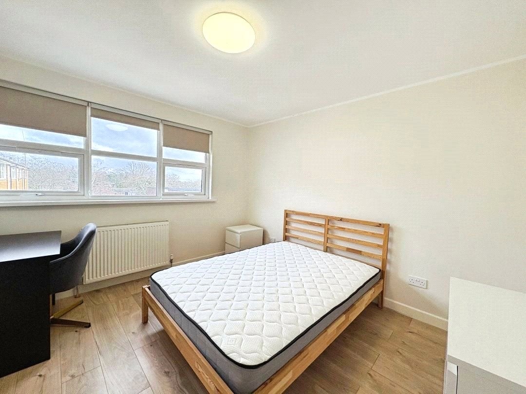 Room Fairview Close in Woking