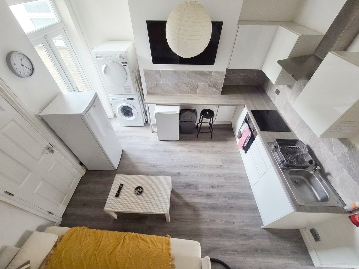 Room Derby Avenue in Salford