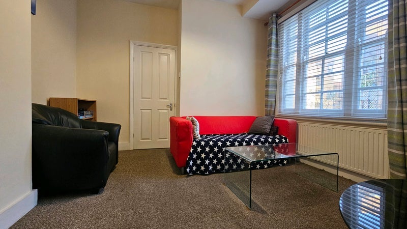 Room Queen's Row in Greater London