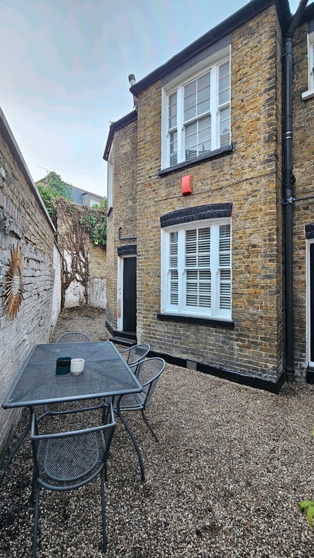 Room Queen's Row in Greater London