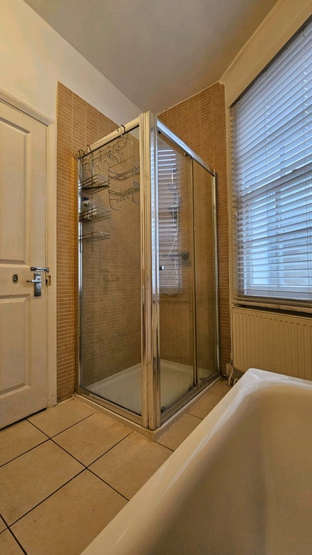Room Queen's Row in Greater London