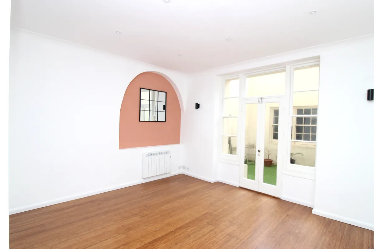 Flat Adelaide Crescent in Hove