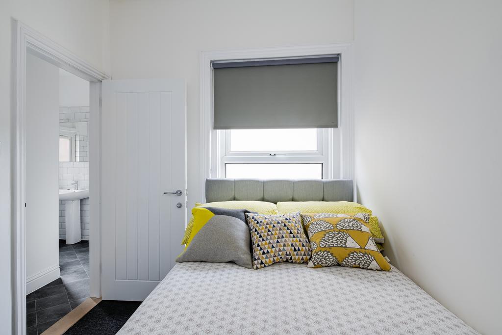 Room Queens Road in Portsmouth