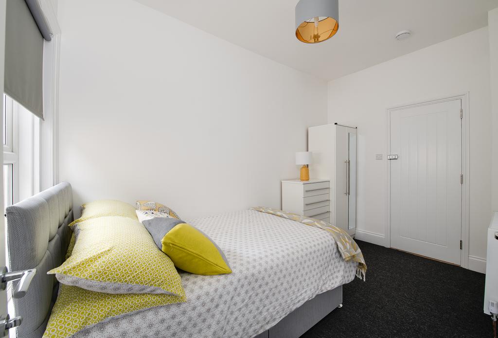 Room Queens Road in Portsmouth