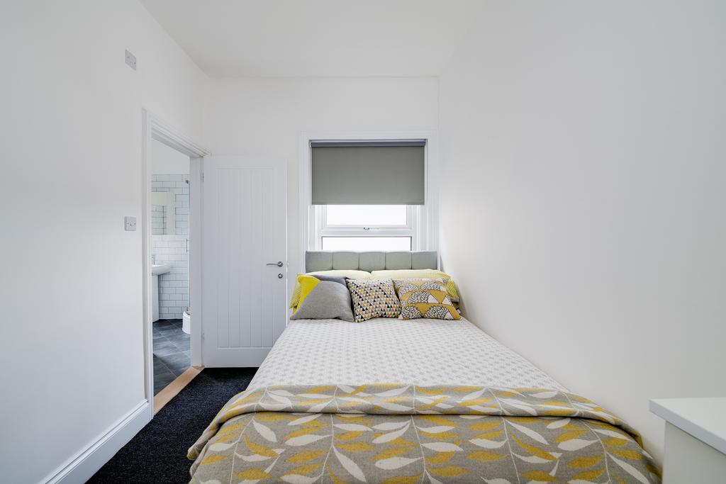Room Queens Road in Portsmouth