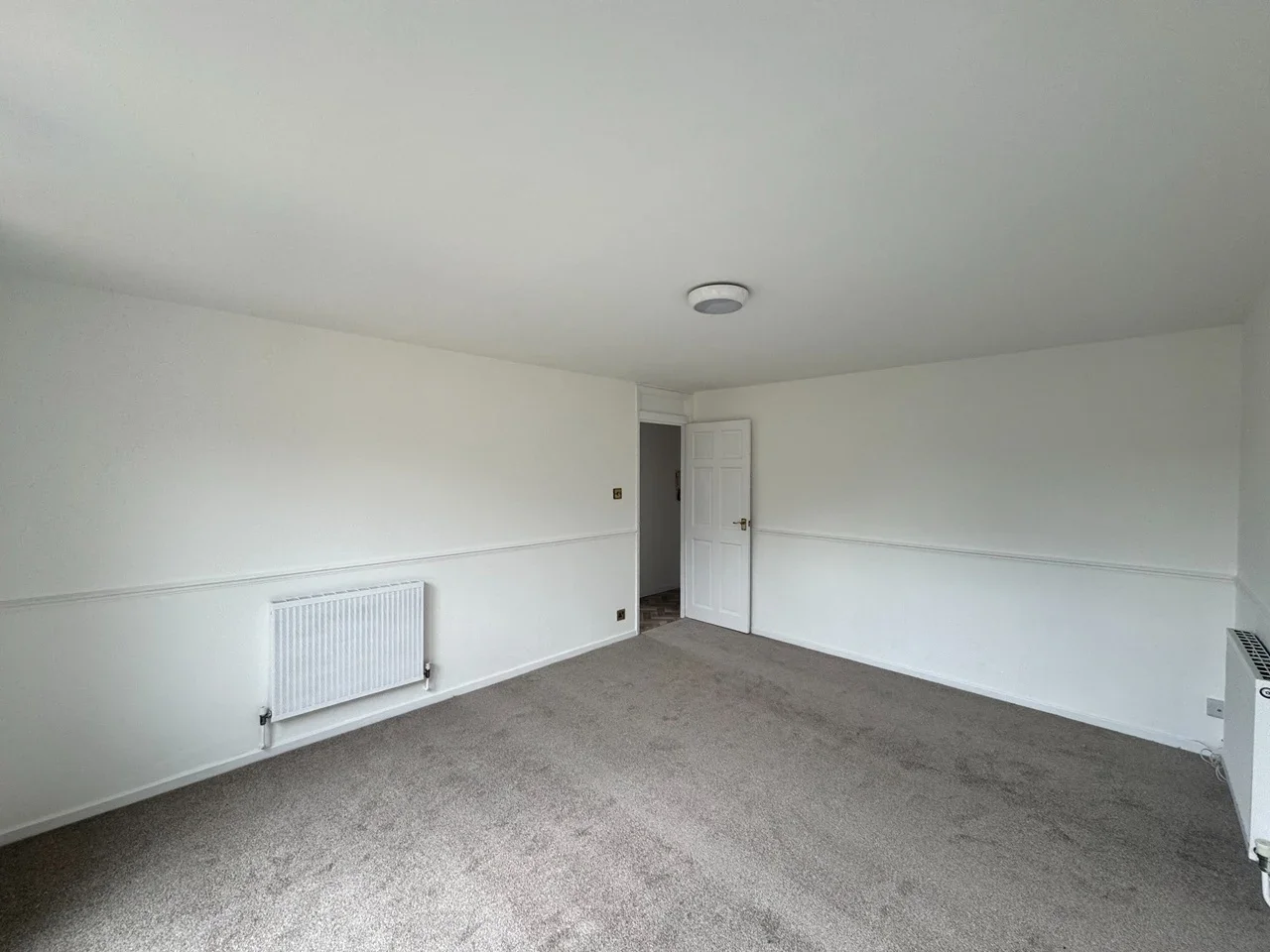 Flat Maskell Road in Greater London