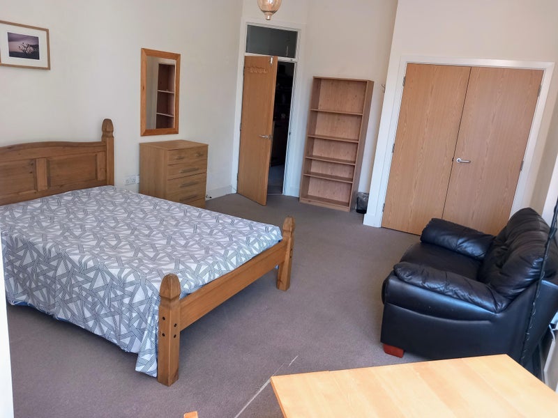 Room Madeley Road in Greater London