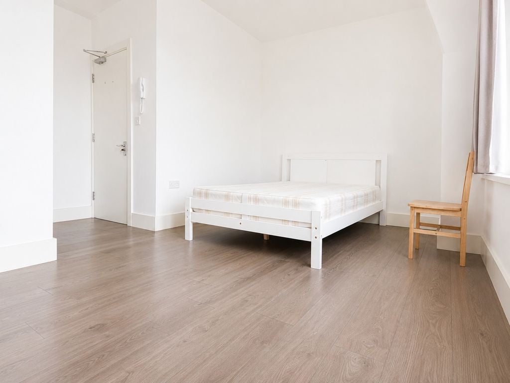 Room Falkland Road in Greater London