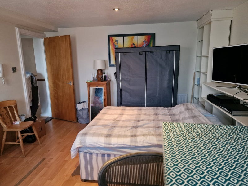 Room Sutton Way in Greater London