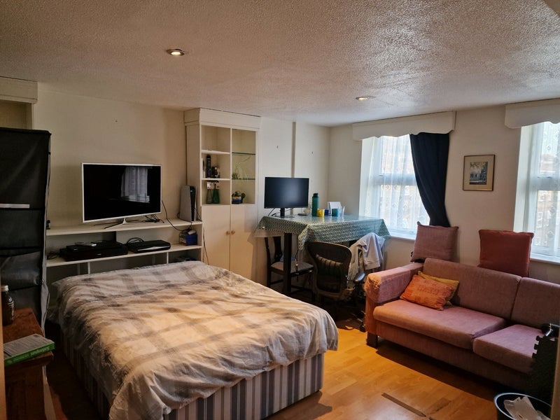 Room Sutton Way in Greater London