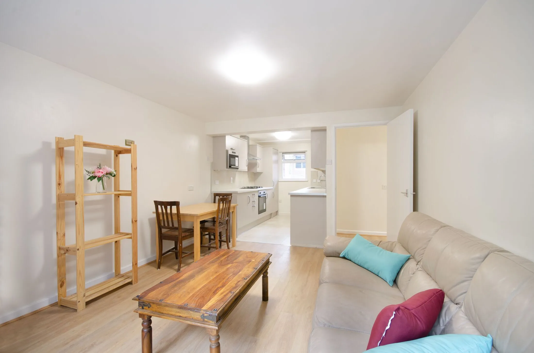 Flat Sandall Close in Greater London