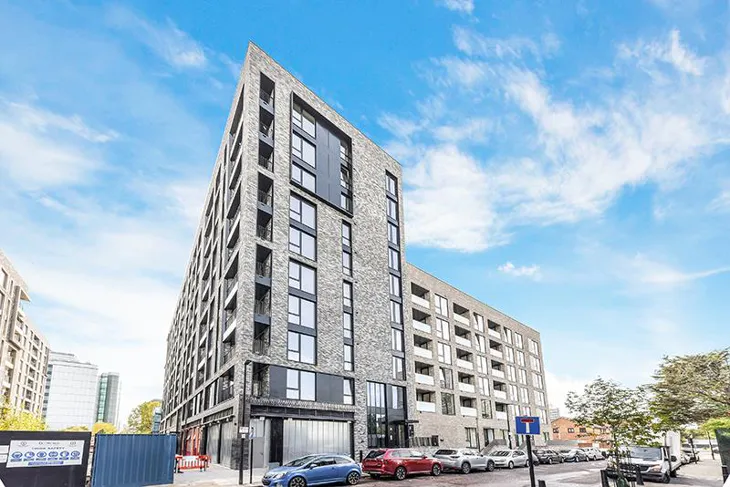 Flat New Village Avenue in Greater London