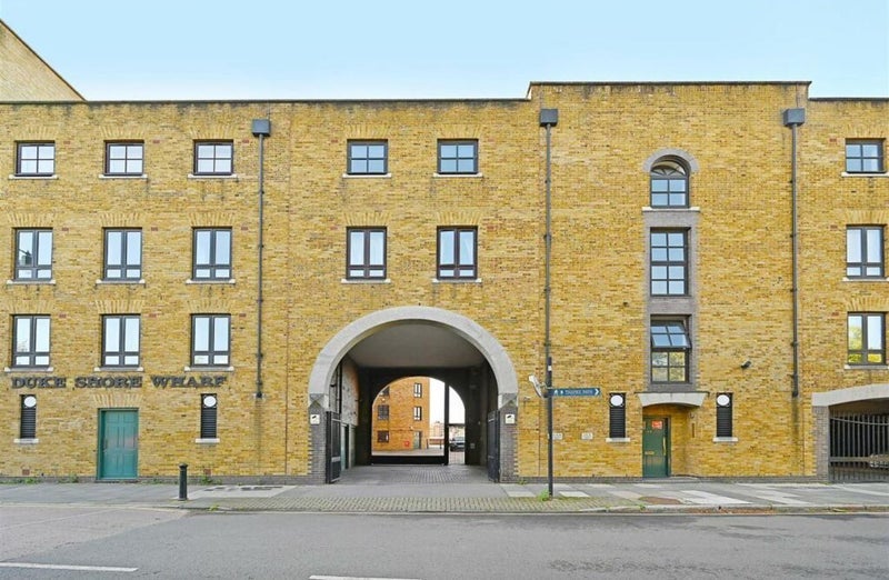 Flat Narrow Street in Greater London