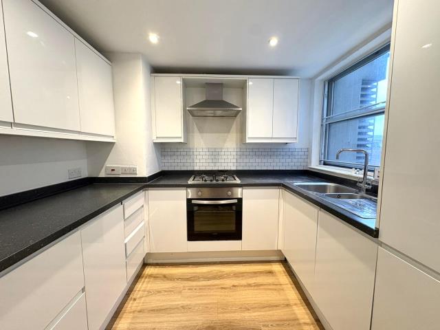 Flat Staines Road West in Sunbury-on-Thames