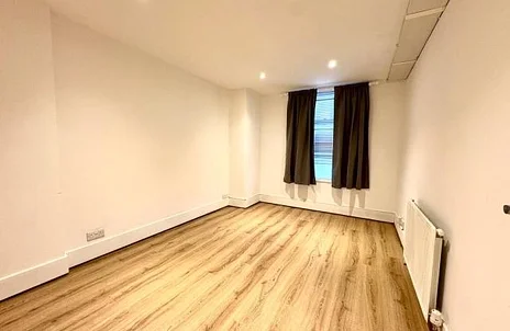 Flat Staines Road West in Sunbury-on-Thames