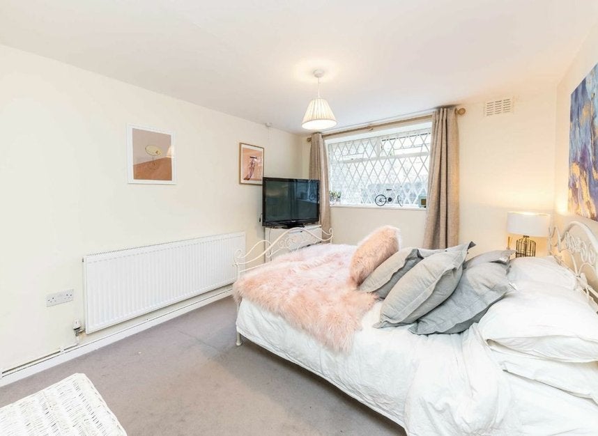 Flat Dawes Road in Greater London