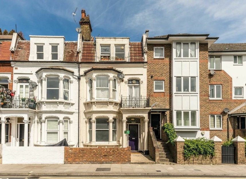 Flat Dawes Road in Greater London