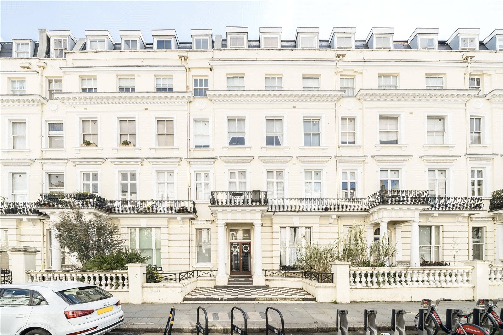 Flat Pembridge Gardens in Greater London