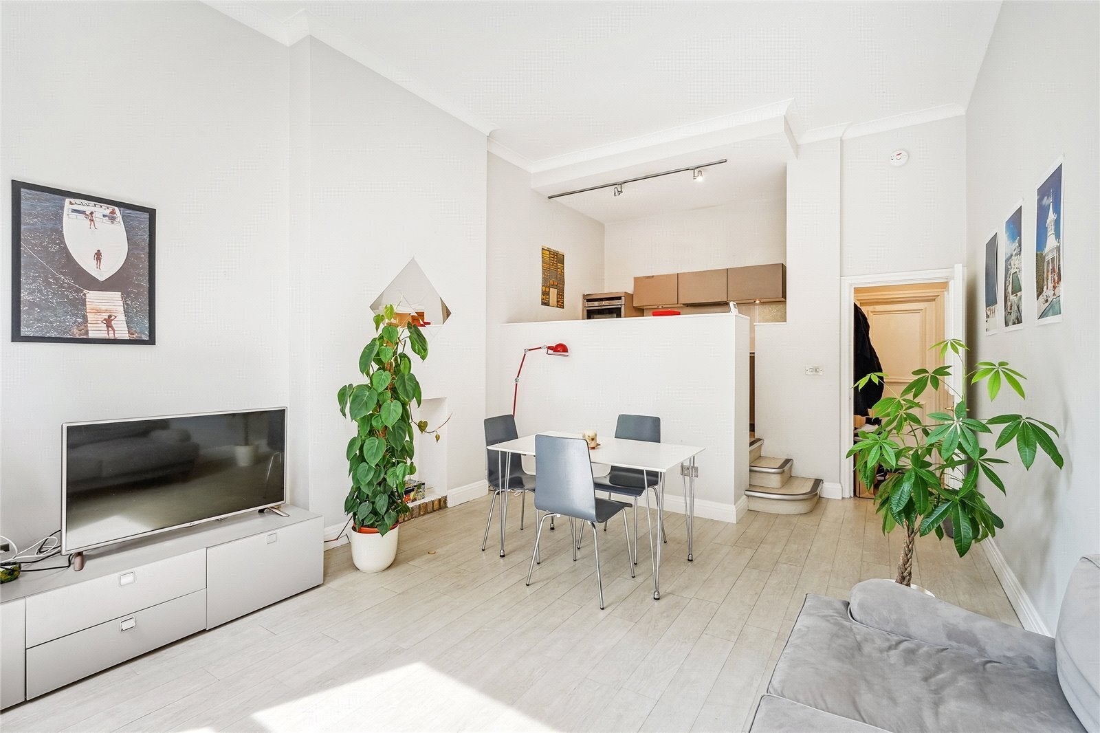 Flat Courtfield Road in Greater London