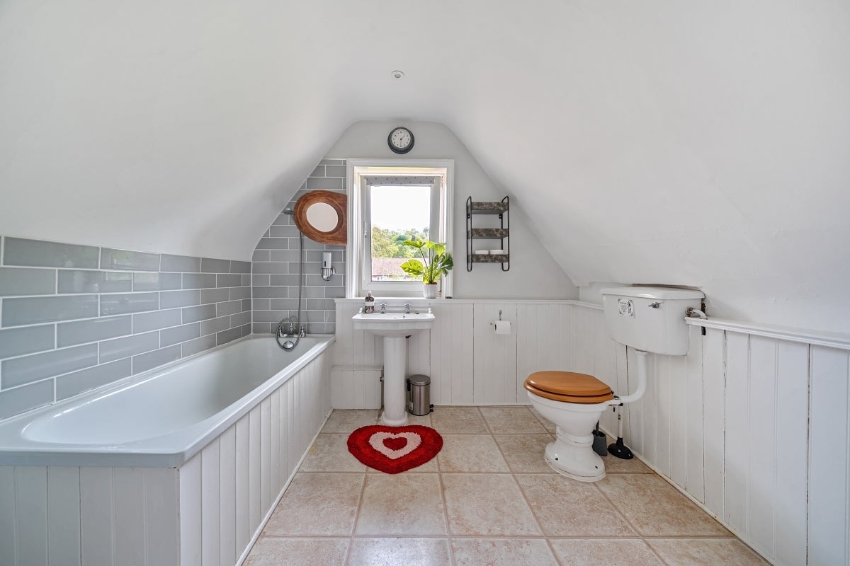 Flat Raglan Road in Reigate and Banstead